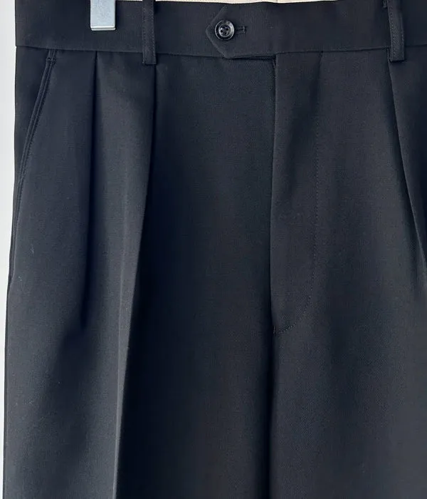 INTERIM/PURE BLACK WOOL 2-TUCK STRAIGHT SLACKS (BLACK)