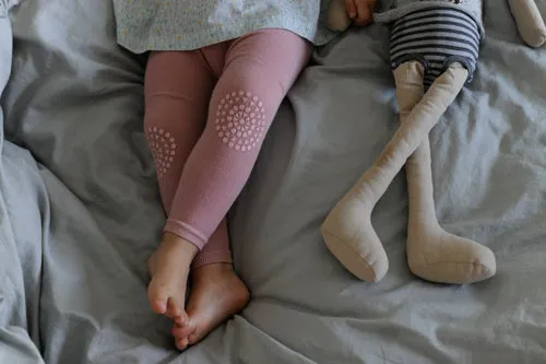 Non-slip crawling leggings with grip for babies and toddlers - Soft Pink